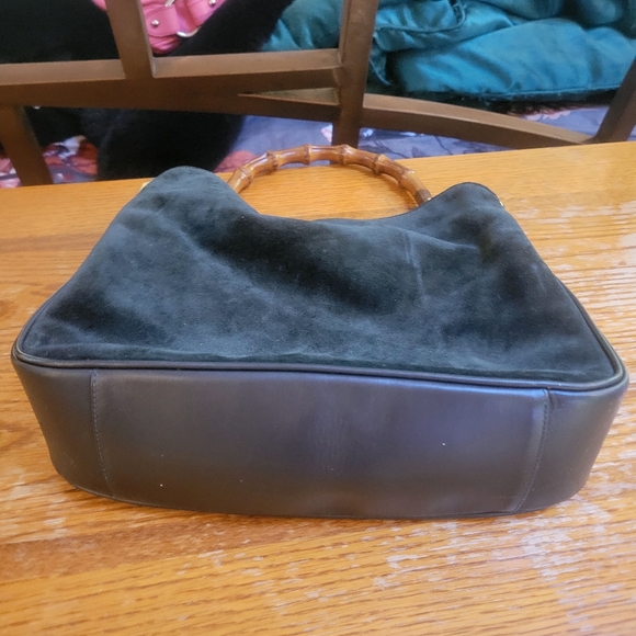A vintage dark green suede Gucci handle bag! - Picture 4 of 6